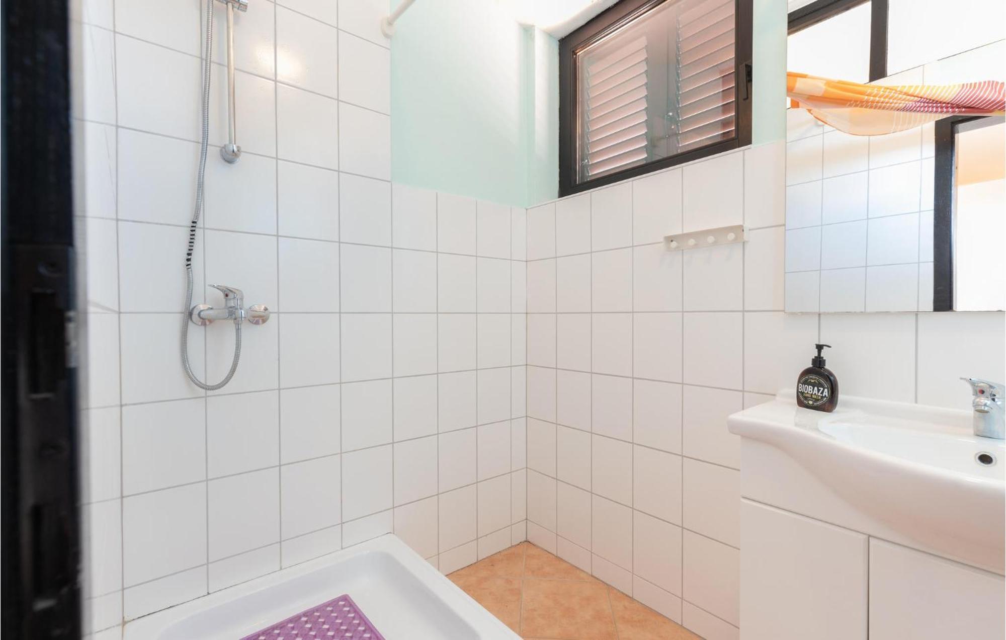 1 Bedroom Cozy Apartment In Jadranovo Exterior foto